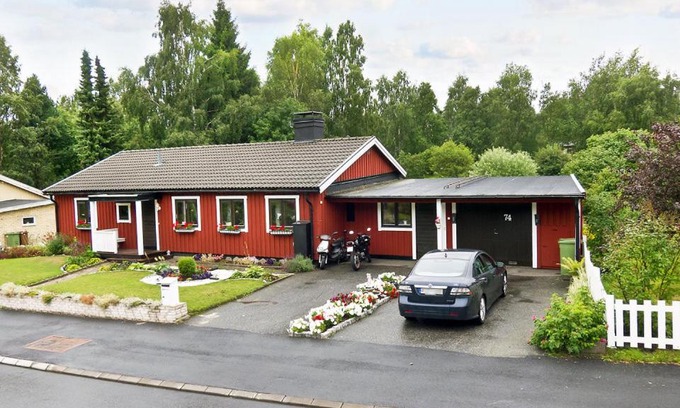 Umea House | Cozy Shared Room with Hot Tub for Family Getaways