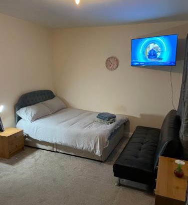 Milton Keynes Bed & Breakfast | Bright Private Rooms in a Family-Friendly Town House