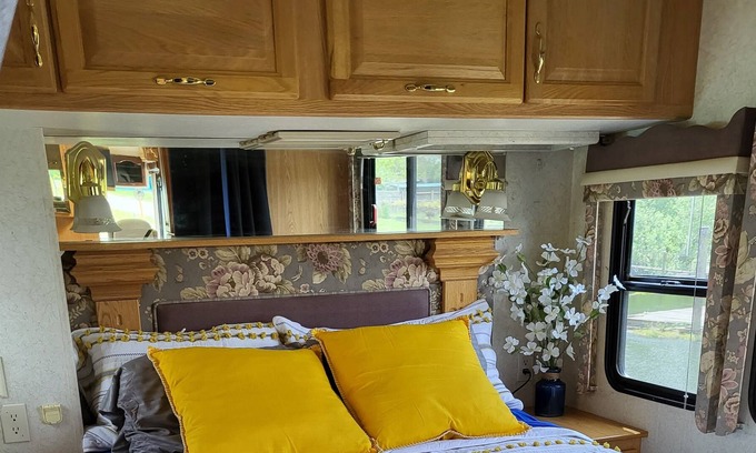 Lakeside House | Serene RV Retreat on Ten Mile Creek with Lake View
