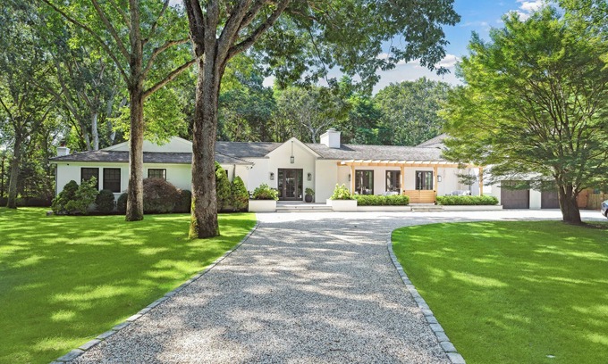 North Haven House | Idyllic Sag Harbor Estate with Manicured Lawns & Hot Tub