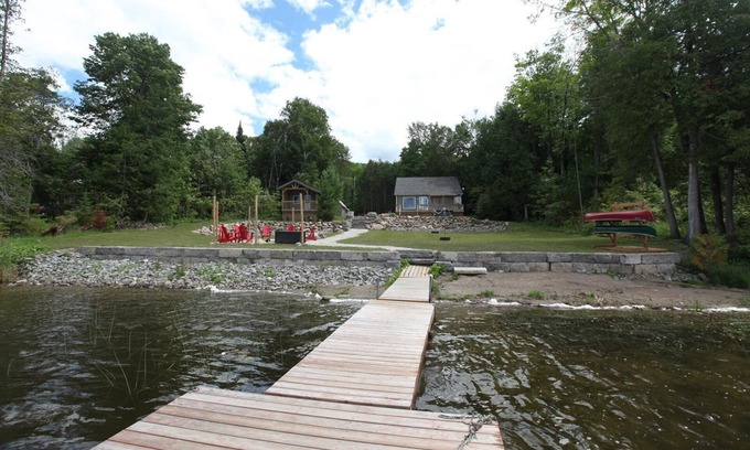 Bexley Ski Chalet | Seaside Cottage Retreat with Hot Tub & Pet-Friendly Perks