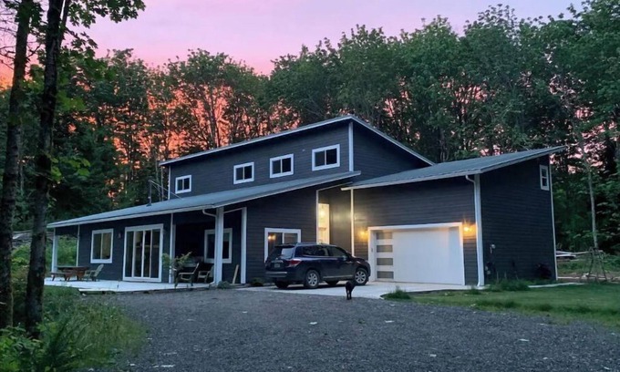 Kingston Apartment | Cozy 2BR Apartment in Kingston, WA with Breakfast Included