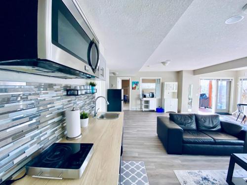 Springbank Hill House | Bright & Eco-Friendly Home with Hot Tub - 4-Star Stay