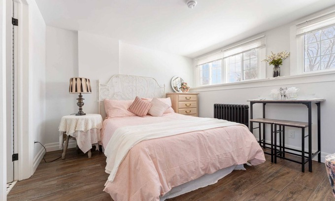 Burlington Apartment | Pet-Friendly Downtown Studio with Kitchen & Breakfast