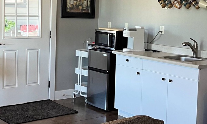 Redwood Valley Apartment | Cozy Studio in Scenic Mendocino County with Vineyard Views
