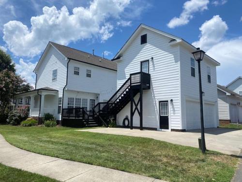 Davidson House | Cozy Private Studio in Davidson NC for Family and Pets