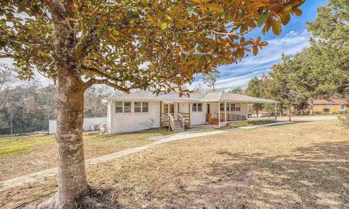 North Northwest Pensacola Apartment | Private Studio | Pet friendly | A/C + Wi-Fi