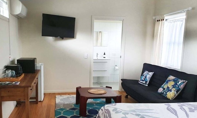 Mullumbimby Apartment | Private studio - two minutes walk to town.