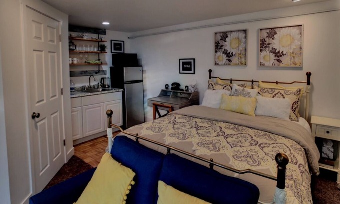 Burien House | Elegant Private Suite in Olde Towne - 10/10 Guest Rated
