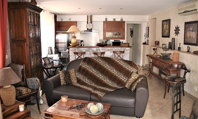Ensues-la-Redonne House | Seaside Retreat: Private Terrace House with Garden