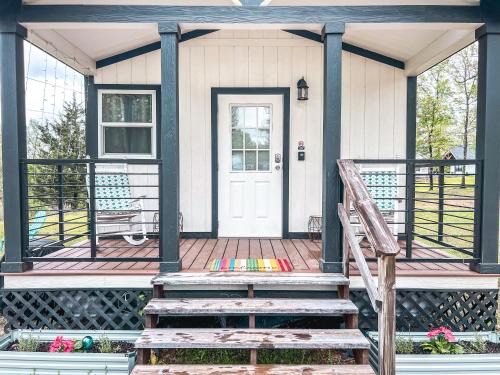 Royal House | Cozy Tiny Home Near Hot Springs with Private Hot Tub
