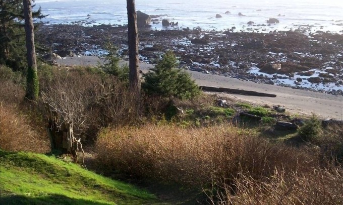 Brookings House | Idyllic Beach Access: 1 Bedroom with Ocean View & Spa