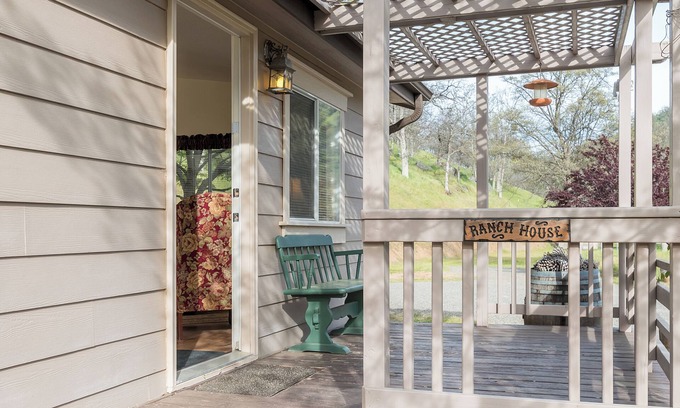 Ahwahnee Cottage | Cozy Two-Bedroom Cottage with Kitchen near Yosemite