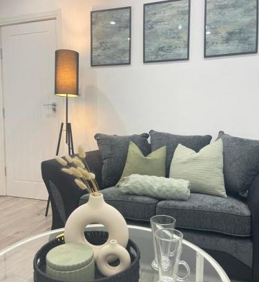 Leicester Apartment | Exceptional Two Bedroom Apartment in Leicester with Garden