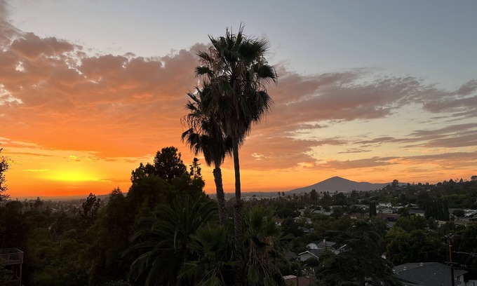 Mount Helix House | Inviting 2-Bedroom Suite with Outdoor Space & Ocean Views
