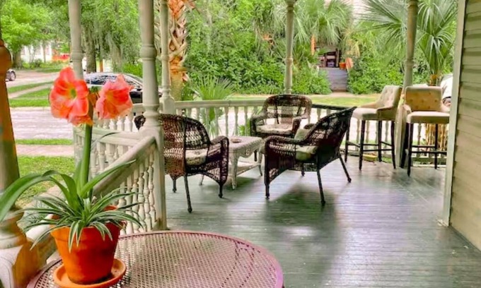Duckpond Apartment | Discover Private Parking Near UF Stadium in Historic Duckpond