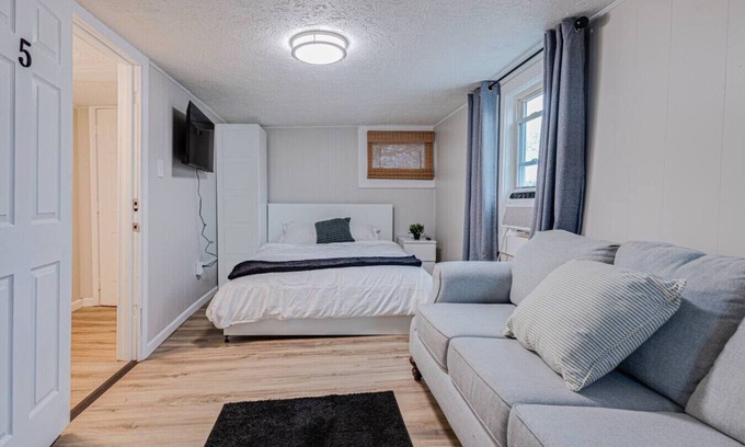 Lebanon Apartment | Private Unit in Lebanon | WiFi | Laundry
