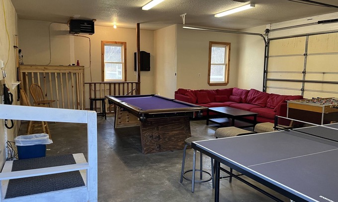 Reedsburg House | Ideal Vacation House for Groups Near the Dells with Game Room