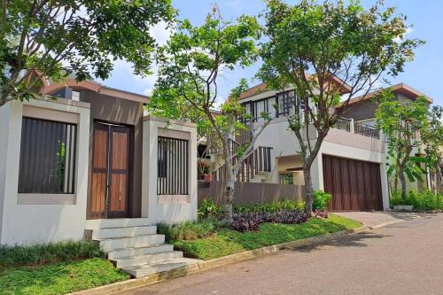 Ciawi Villa | Private Villa with Pool & Hot Tub in Vimala Hills