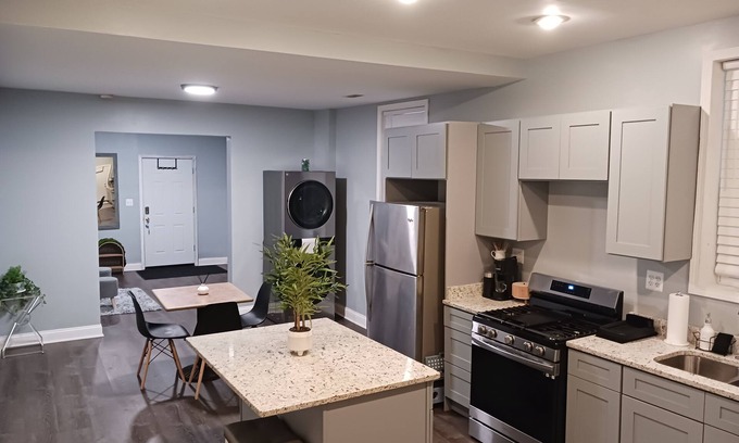 Little Village Apartment | Elegant Villa Retreat in Vintage Chicago, Minutes from Downtown