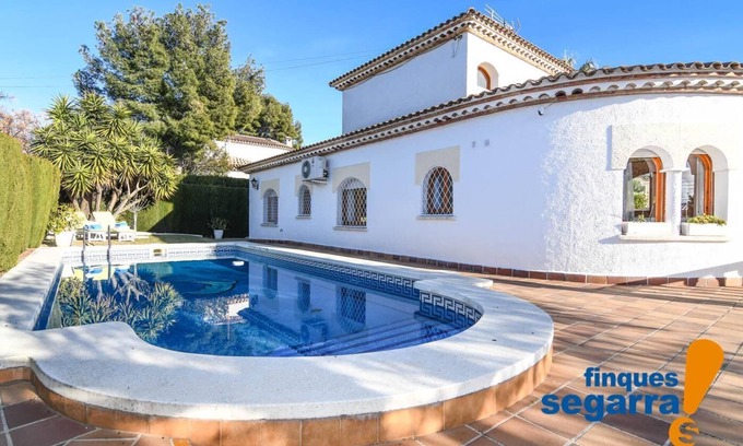 El Vendrell House | Inviting Private Villa with Pool & Barbecue for Your Getaway
