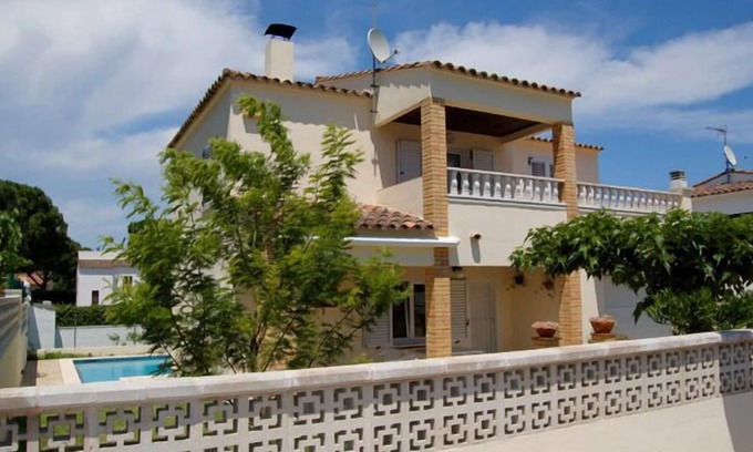 L'Escala House | Discover Villa Alba: Private Pool, WIFI & Top Rated 9.8