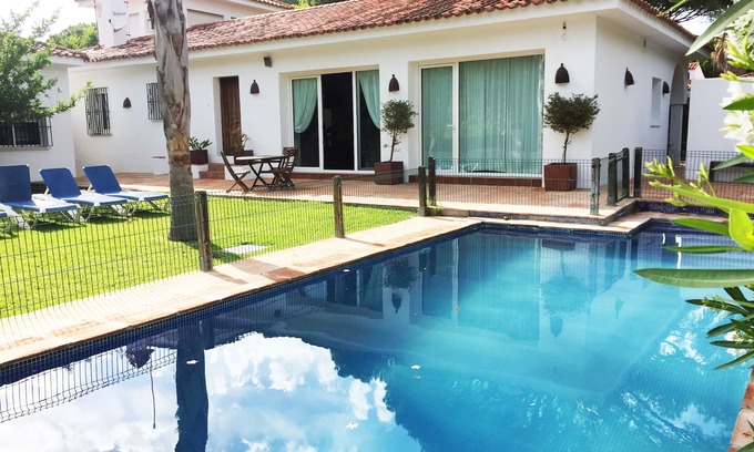 Cabo Roche House | Spacious Private Villa with Pool near Roche Beach