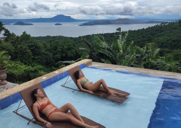 Talisay Cabin | Idyllic Villa with Breathtaking Taal View and Pool