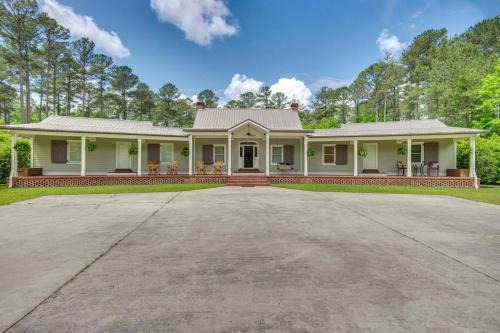 Ruffin House | Cozy Walterboro Estate with Deck and Fire Pit for Families
