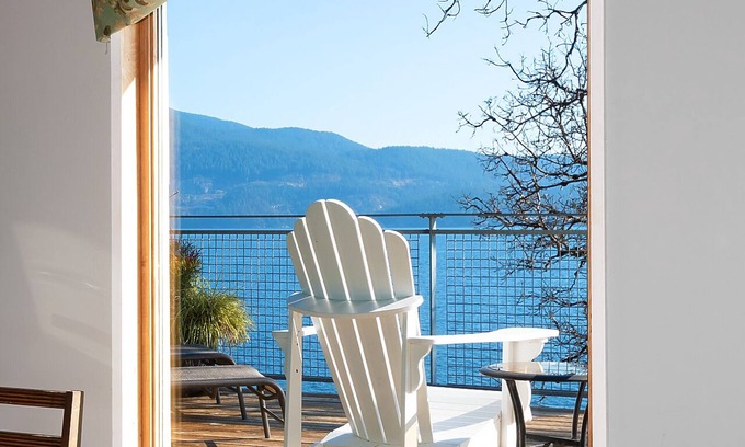Bowen Island House | Waterfront Retreat with Ocean View & New Kitchen Amenities