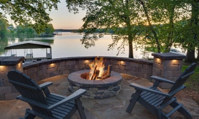 Cadiz House | Experience Lake Living at LIL NAUTI - Guest Rated 10/10!