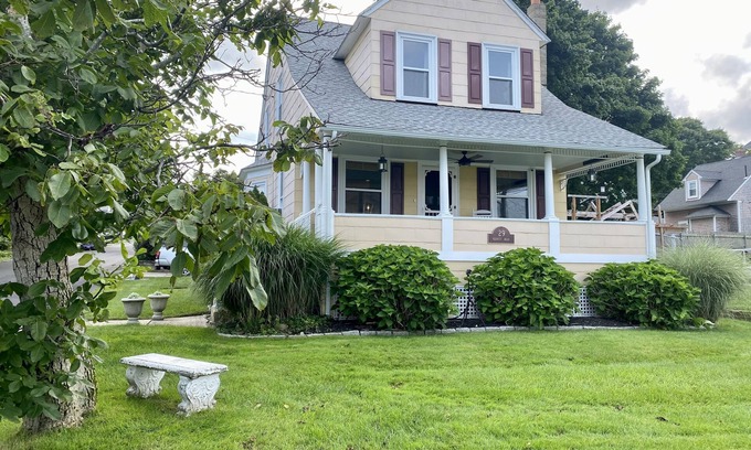 Warwick House | Experience Waterfront Bliss at Warwick Neck Home!