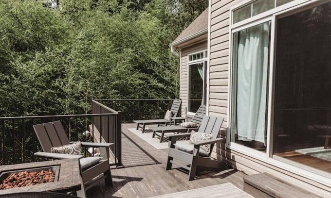 Bracey House | Waterfront Lake Gaston Retreat with 6 Bedrooms & Views