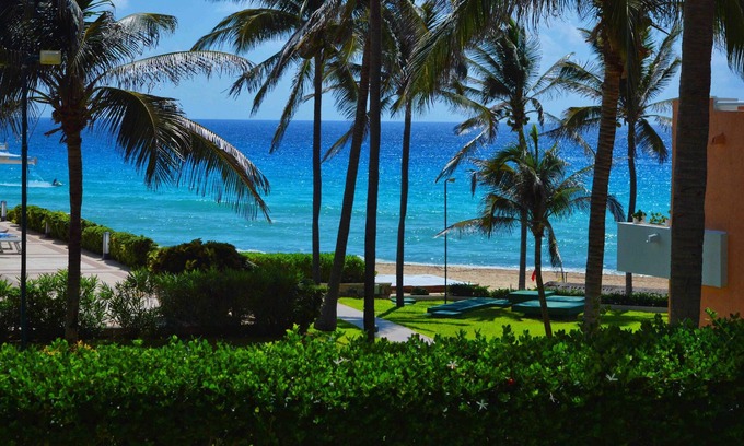 Zona Hotelera Villa | Beachfront Villa in Cancun Hotel Zone with Ocean Views