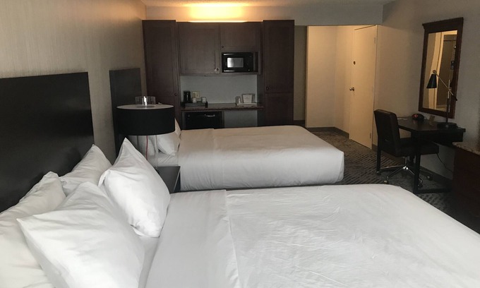 South Bend Hotel | Accessible Hotel Room Near UND with Pool & Breakfast Options
