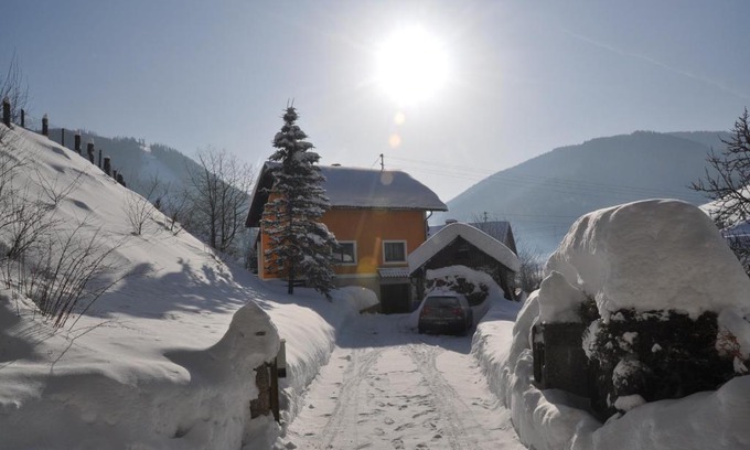 Steinhaus am Semmering House | Inviting Privatzimmer Bendl: Family & Pet-Friendly Retreat
