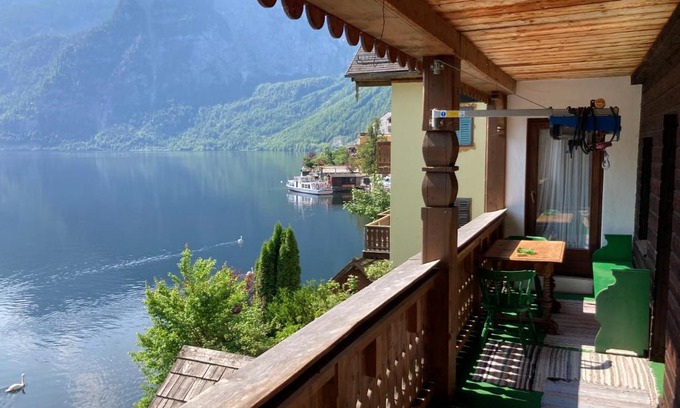 Hallstatt House | Cozy Privatzimmer am See: Family-Friendly Retreat Awaits