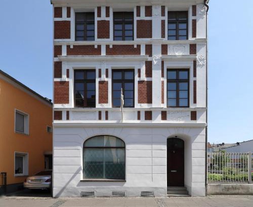 Alt-Godesberg House | Eco-Friendly Stay at Privatzimmer Haus Schweiz with Hot Tub