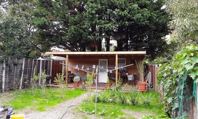 Bournemouth Cabin | Cozy Garden Studio with Kitchen and Breakfast Included