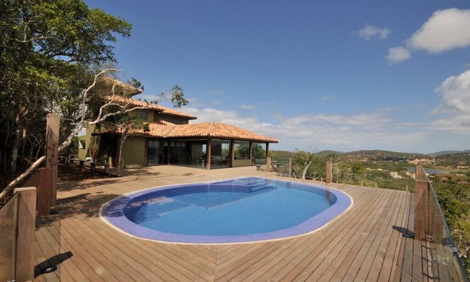 Brava House | Oceanfront Bliss: Poolside Comfort Near Rua das Pedras