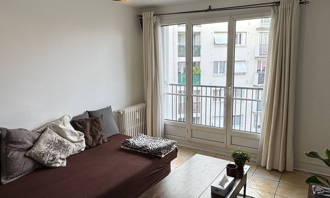 Le Kremlin-Bicetre Apartment | Quaint 45m2 Apartment with Balcony near Central Paris