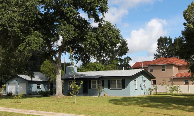 Pinellas Park Cottage | Idyllic Cottage Retreat with Ocean View & Spa Amenities