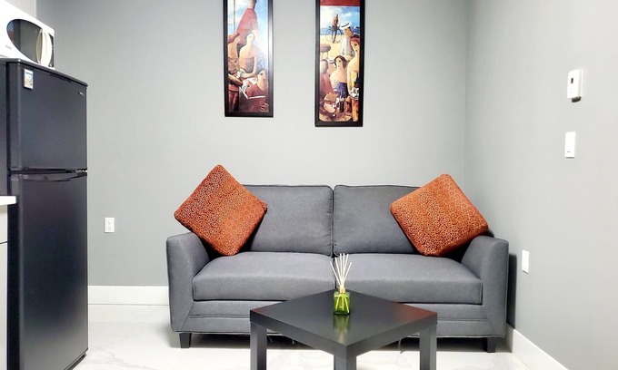 Newton House | Cozy 1BED Suite with Spa & Hot Tub Near Major Attractions