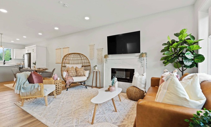 Sylvan Lake House | Discover The Promenade: Guest Rated 9.8 with Patio & BBQ