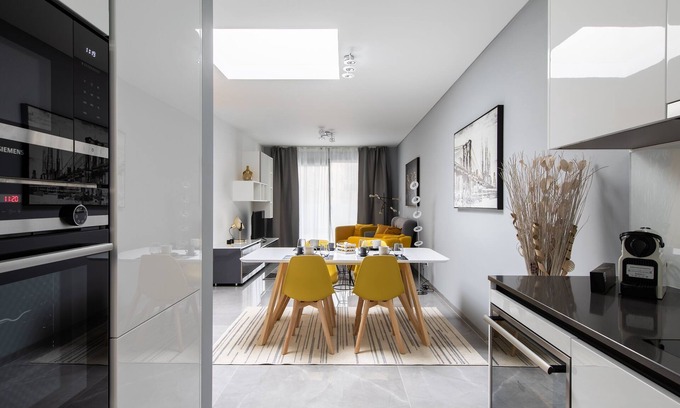Paradiso Apartment | Discover Comfort at Promenade Apartments with Spa & Pet Services
