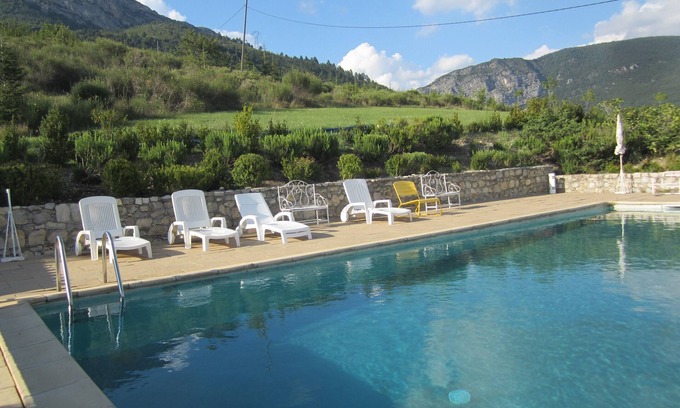 Entrepierres House | tranquil farmhouse retreat near Sisteron with pool & spa
