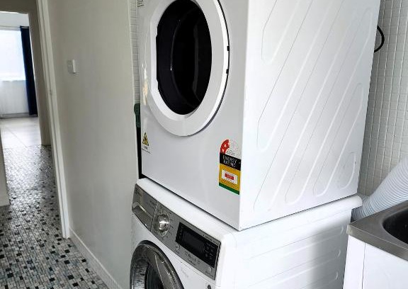 Oak Park Villa | Budget-Friendly 2 Bedroom Unit Steps from Train Station