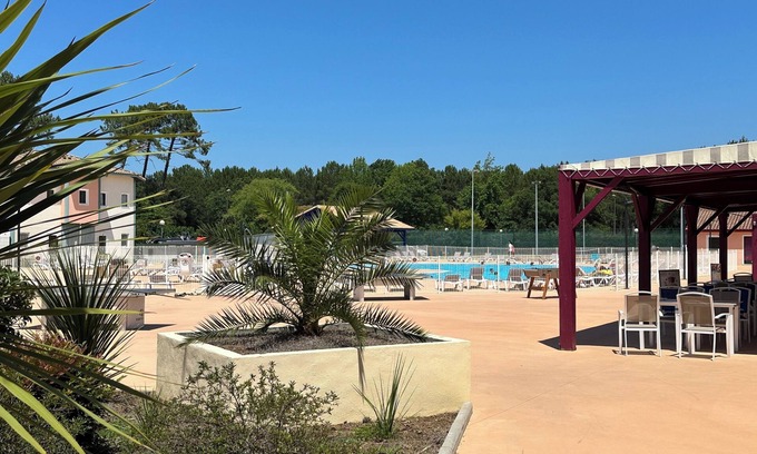 Soustons Villa | Relax at Les Villas du Lac: Pool, Tennis & Mini Golf Fun