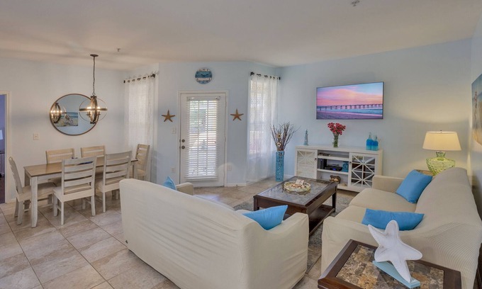 Clearwater Condo | Perfect Getaway at Clearwater Beach with Pool & Ocean Views