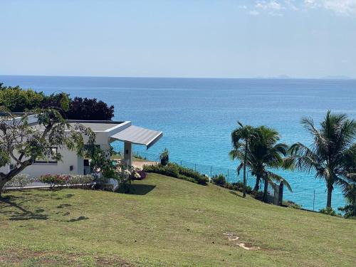 Dampierre Villa | Design Haven by the Sea: Guest Rated 10/10 with Ocean Views